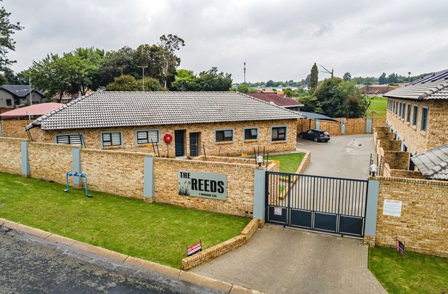Townhouse For Sale in Brackendowns&nbsp;Alberton