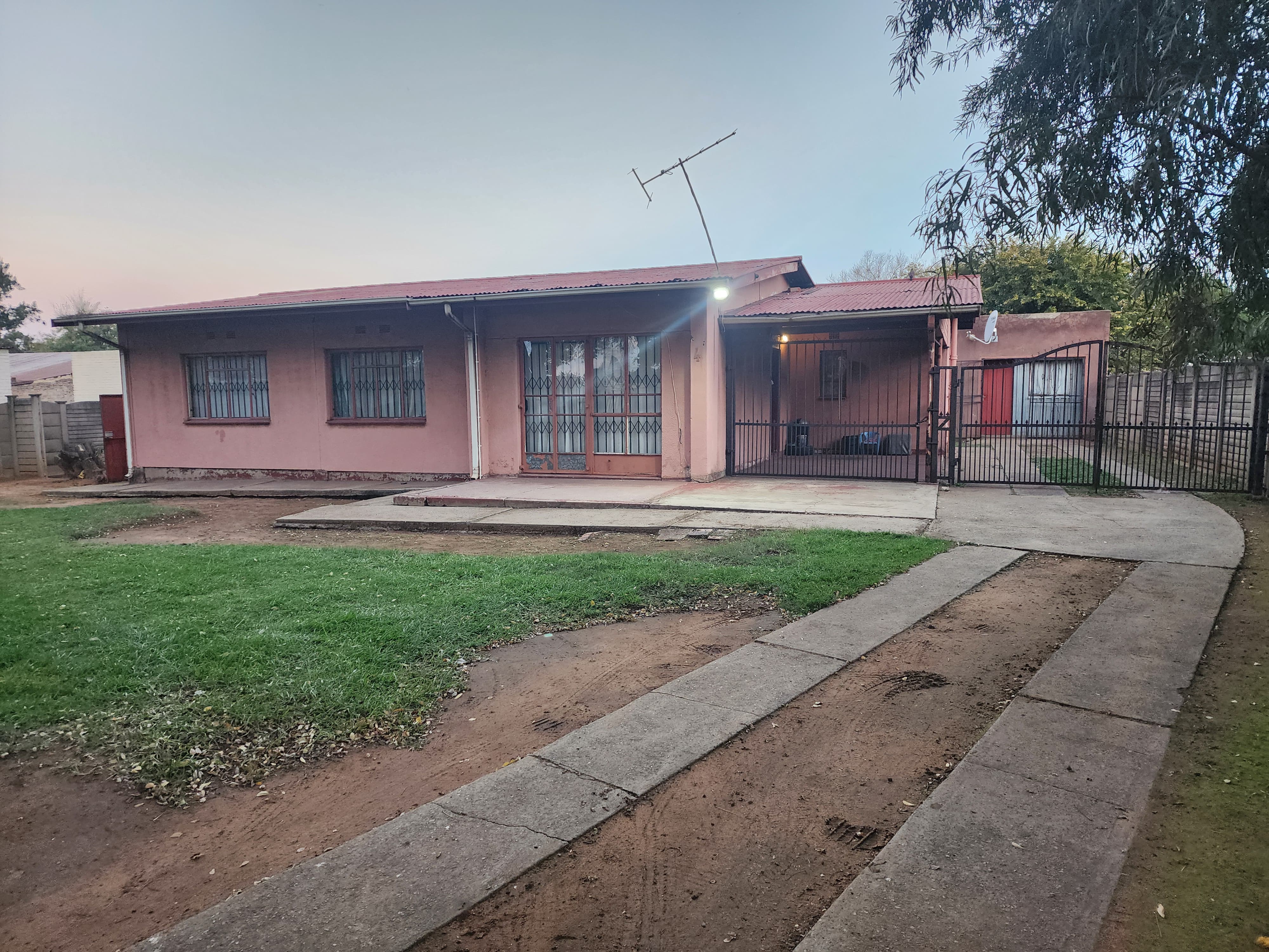House For Sale in Vanderbijl park cw 4&nbsp;Vanderbijlpark